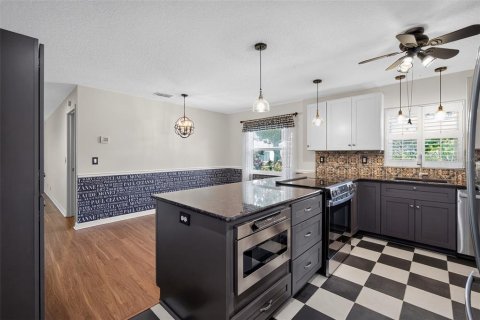 House in Palm Harbor, Florida 2 bedrooms, 106.65 sq.m. № 2204700 - photo 8