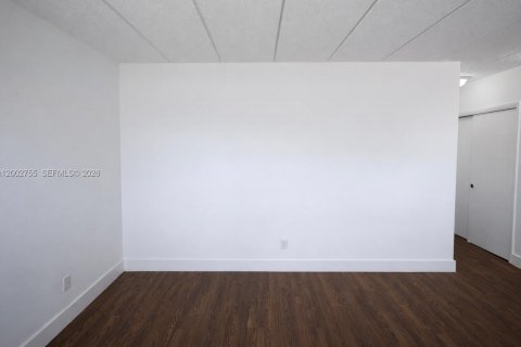 Apartment in Hialeah, Florida 1 bedroom, 63.17 sq.m. № 2067986 - photo 6