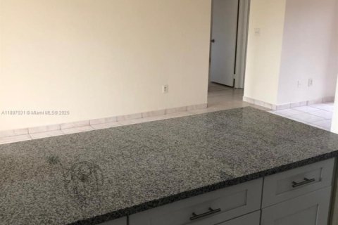 Condo in Miami, Florida, 2 bedrooms  № 2014562 - photo 2