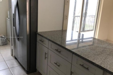 Condo in Miami, Florida, 2 bedrooms  № 2014562 - photo 3