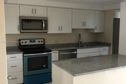 Condo in Miami, Florida, 2 bedrooms  № 2014562 - photo 4