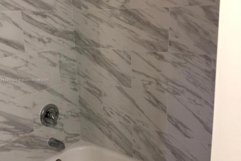 Condo in Miami, Florida, 2 bedrooms  № 2014562 - photo 5