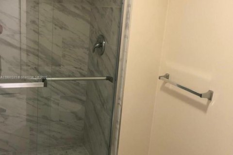 Condo in Miami, Florida, 2 bedrooms  № 2014562 - photo 7
