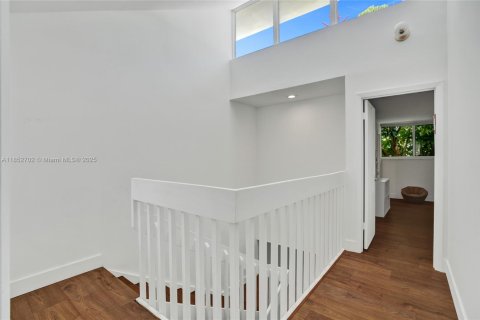 Townhouse in Bay Harbor Islands, Florida 3 bedrooms, 159.79 sq.m. № 1872074 - photo 21