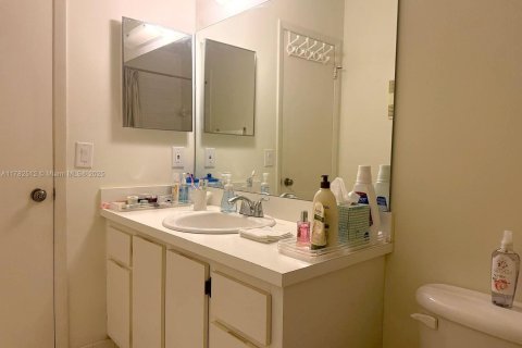 Townhouse in Miami, Florida 2 bedrooms, 120.96 sq.m. № 1633566 - photo 28