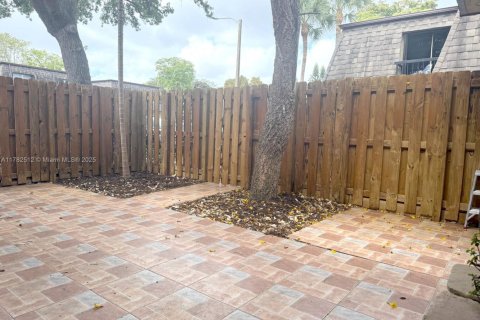 Townhouse in Miami, Florida 2 bedrooms, 120.96 sq.m. № 1633566 - photo 15
