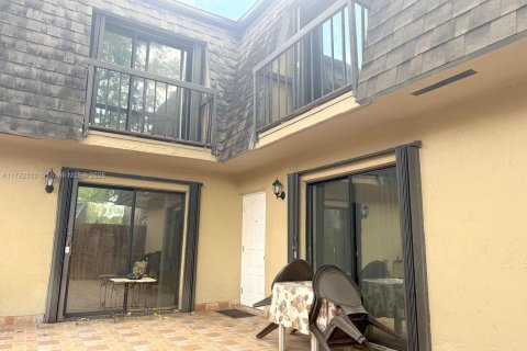 Townhouse in Miami, Florida 2 bedrooms, 120.96 sq.m. № 1633566 - photo 17