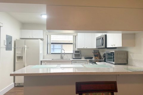 Townhouse in Miami, Florida 2 bedrooms, 120.96 sq.m. № 1633566 - photo 7
