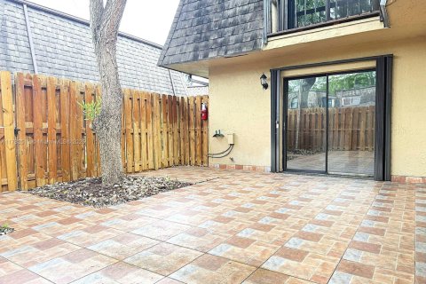 Townhouse in Miami, Florida 2 bedrooms, 120.96 sq.m. № 1633566 - photo 30