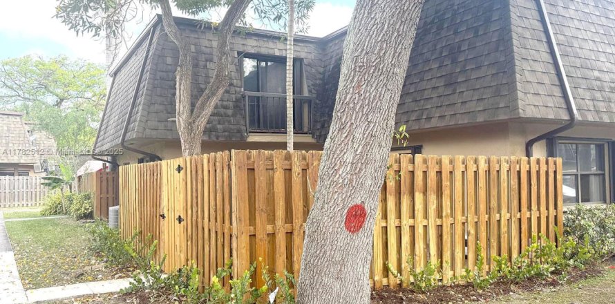Townhouse in Miami, Florida 2 bedrooms, 120.96 sq.m. № 1633566