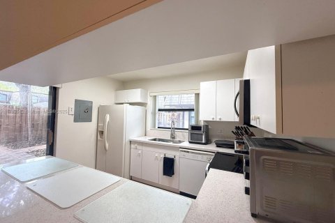 Townhouse in Miami, Florida 2 bedrooms, 120.96 sq.m. № 1633566 - photo 10