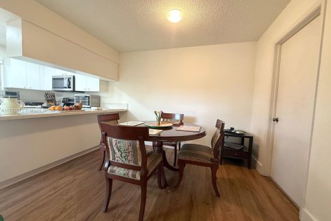 Townhouse in Miami, Florida 2 bedrooms, 120.96 sq.m. № 1633566 - photo 11