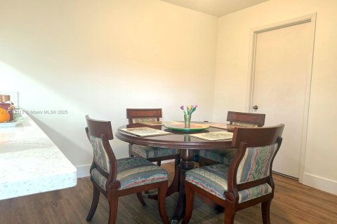 Townhouse in Miami, Florida 2 bedrooms, 120.96 sq.m. № 1633566 - photo 12