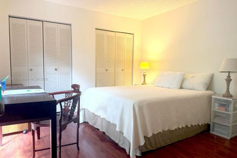 Townhouse in Miami, Florida 2 bedrooms, 120.96 sq.m. № 1633566 - photo 24