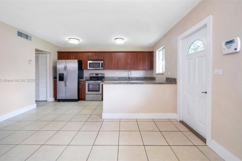 Appartement à louer à Miami, Floride: 1 chambre, 72 m2 № 1974843 - photo 4