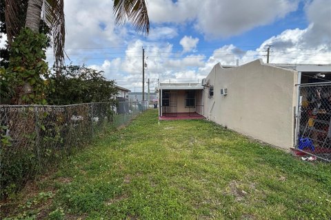 Commercial property in Miami, Florida 141.58 sq.m. № 1976715 - photo 13