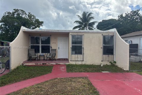Commercial property in Miami, Florida 141.58 sq.m. № 1976715 - photo 2