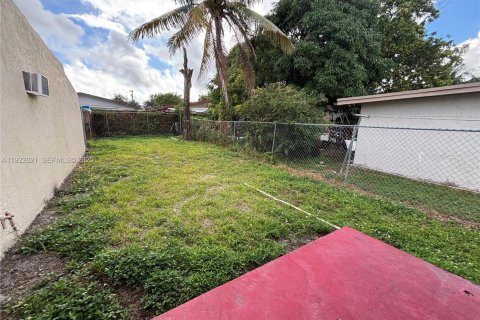 Commercial property in Miami, Florida 141.58 sq.m. № 1976715 - photo 12