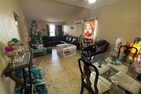 Commercial property in Miami, Florida 141.58 sq.m. № 1976715 - photo 25