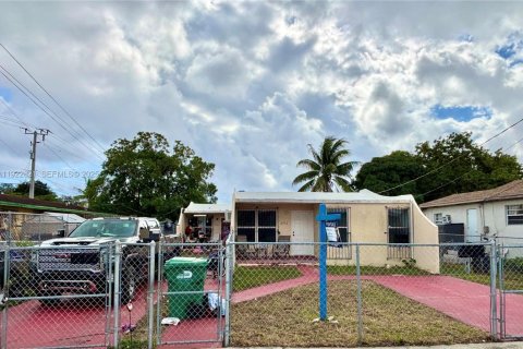 Commercial property in Miami, Florida 141.58 sq.m. № 1976715 - photo 1