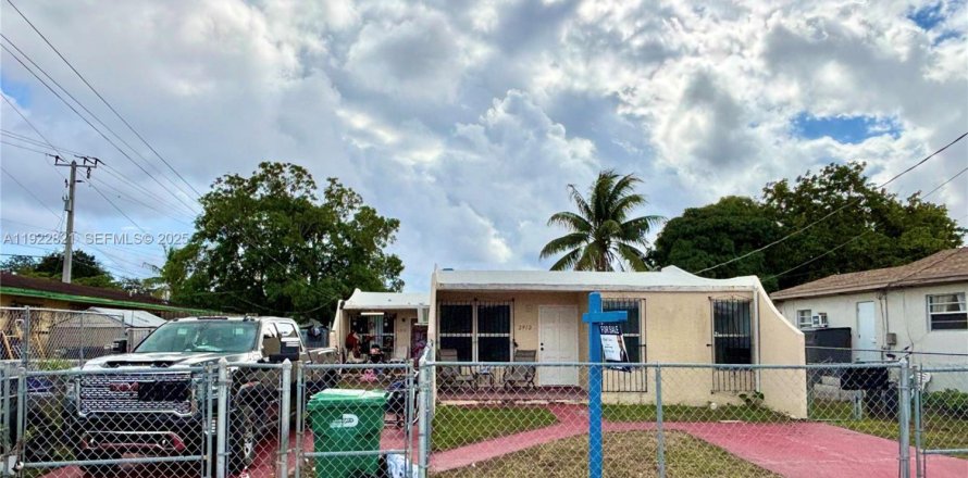 Commercial property in Miami, Florida 141.58 sq.m. № 1976715