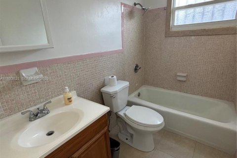 Commercial property in Miami, Florida 141.58 sq.m. № 1976715 - photo 18