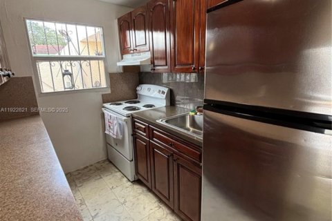 Commercial property in Miami, Florida 141.58 sq.m. № 1976715 - photo 10