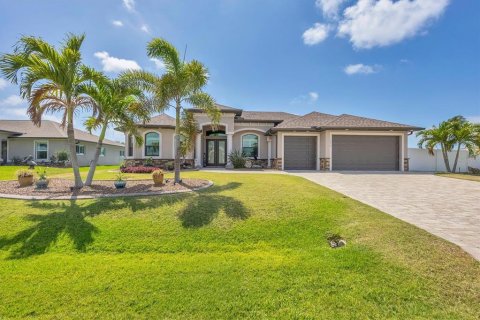 House in Port Charlotte, Florida 3 bedrooms, 204.11 sq.m. № 1630531 - photo 2