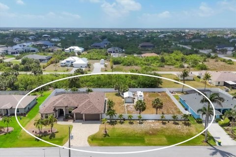 House in Port Charlotte, Florida 3 bedrooms, 204.11 sq.m. № 1630531 - photo 1