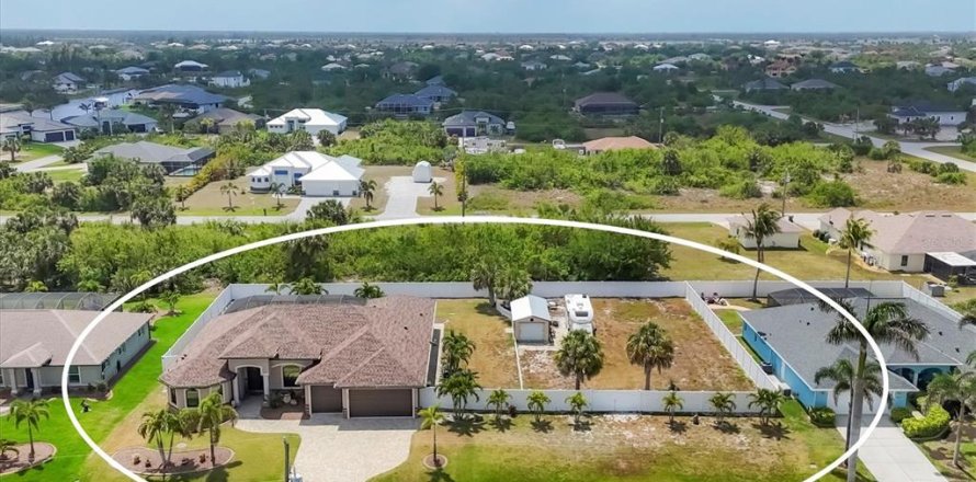 House in Port Charlotte, Florida 3 bedrooms, 204.11 sq.m. № 1630531