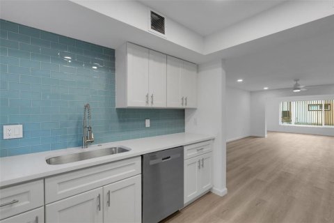 Снять в аренду квартиру в Сарасота, Флорида 2 комнаты, 109.62м2, № 2095755 - фото 6