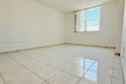 Condo in Sunny Isles Beach, Florida, 2 bedrooms  № 2022600 - photo 25