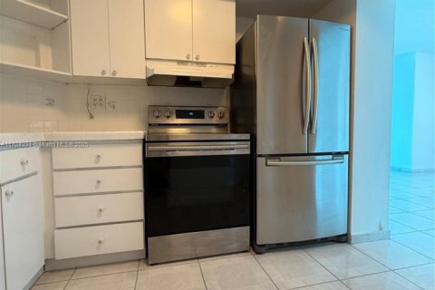 Condo in Sunny Isles Beach, Florida, 2 bedrooms  № 2022600 - photo 10