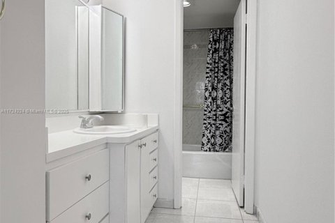 Condo in Sunny Isles Beach, Florida, 2 bedrooms  № 2022600 - photo 20