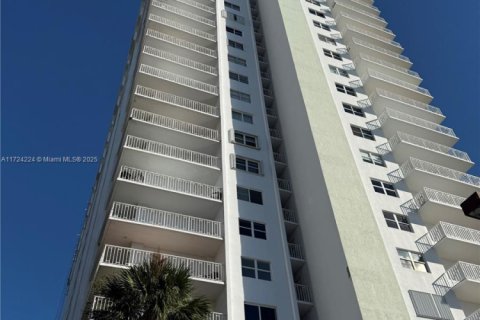 Condo in Sunny Isles Beach, Florida, 2 bedrooms  № 2022600 - photo 5