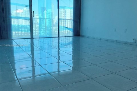 Condo in Sunny Isles Beach, Florida, 2 bedrooms  № 2022600 - photo 17