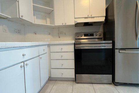 Condo in Sunny Isles Beach, Florida, 2 bedrooms  № 2022600 - photo 9