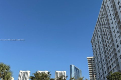 Condo in Sunny Isles Beach, Florida, 2 bedrooms  № 2022600 - photo 2