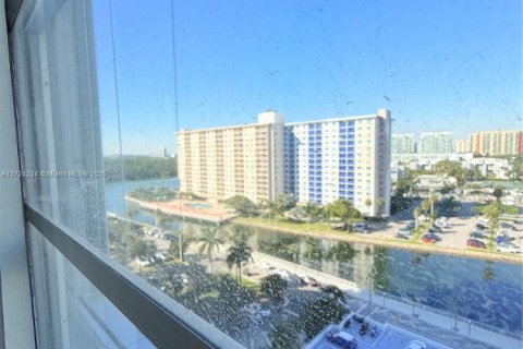 Condo in Sunny Isles Beach, Florida, 2 bedrooms  № 2022600 - photo 24