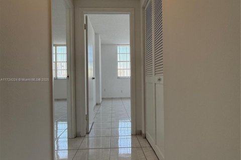 Condo in Sunny Isles Beach, Florida, 2 bedrooms  № 2022600 - photo 28