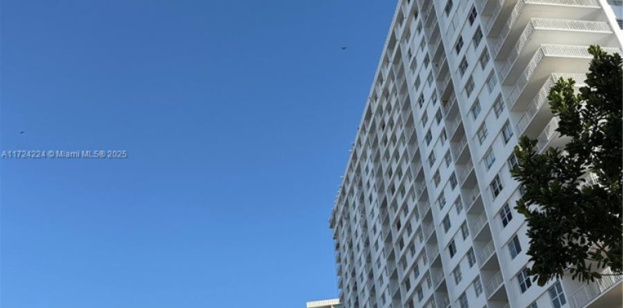 Condo in Sunny Isles Beach, Florida, 2 bedrooms  № 2022600