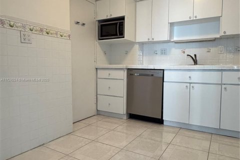 Condo in Sunny Isles Beach, Florida, 2 bedrooms  № 2022600 - photo 15