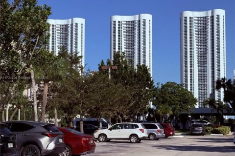 Condo in Sunny Isles Beach, Florida, 2 bedrooms  № 2022600 - photo 3