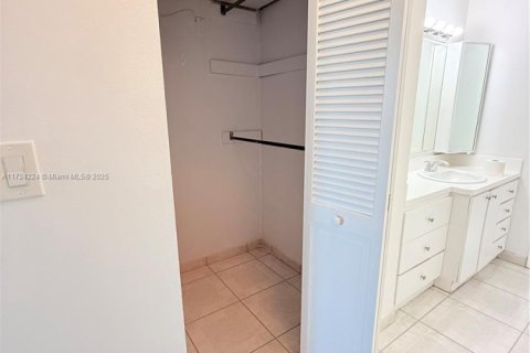 Condo in Sunny Isles Beach, Florida, 2 bedrooms  № 2022600 - photo 21