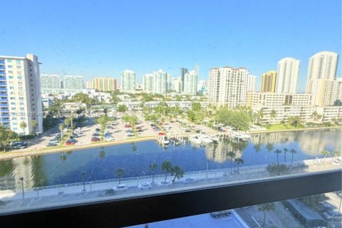 Condo in Sunny Isles Beach, Florida, 2 bedrooms  № 2022600 - photo 26