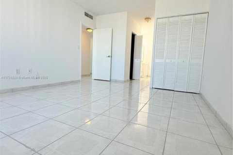 Condo in Sunny Isles Beach, Florida, 2 bedrooms  № 2022600 - photo 22
