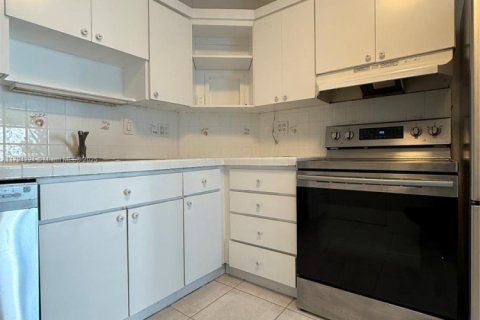 Condo in Sunny Isles Beach, Florida, 2 bedrooms  № 2022600 - photo 13