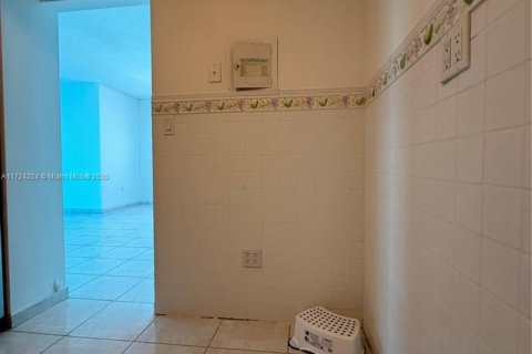 Condo in Sunny Isles Beach, Florida, 2 bedrooms  № 2022600 - photo 11