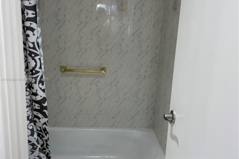 Condo in Sunny Isles Beach, Florida, 2 bedrooms  № 2022600 - photo 19