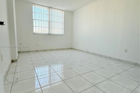 Condo in Sunny Isles Beach, Florida, 2 bedrooms  № 2022600 - photo 27